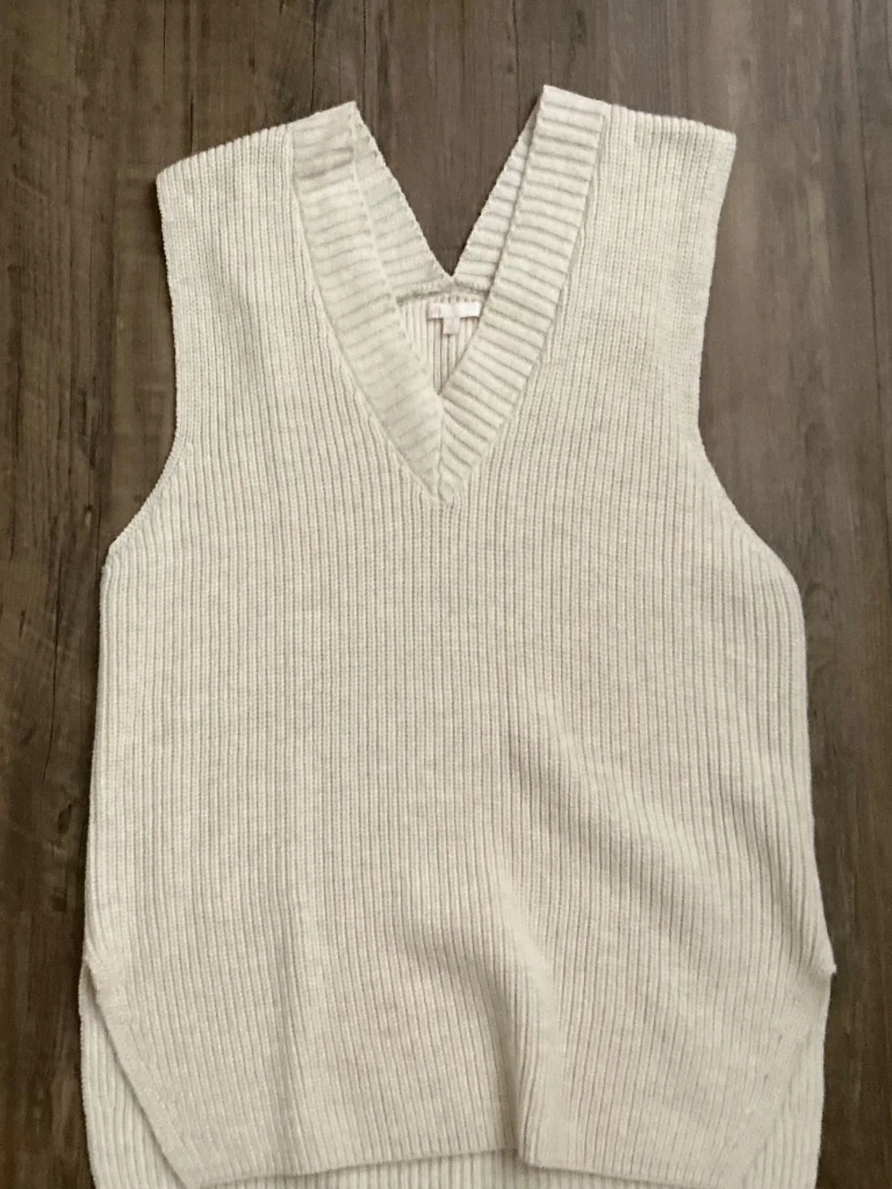 G.B. oversized cream ribbed V-neck sweater vest, size S